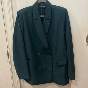 Kittenish dark green blazer.